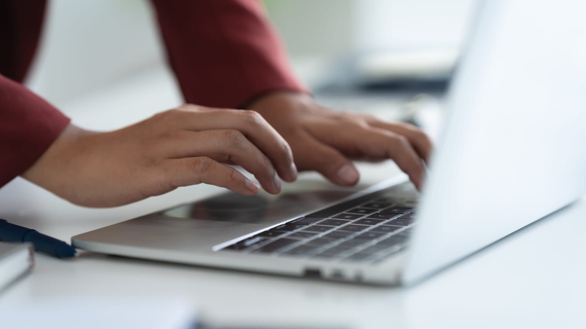 Person använder bokföringsprogram med AI-assistent