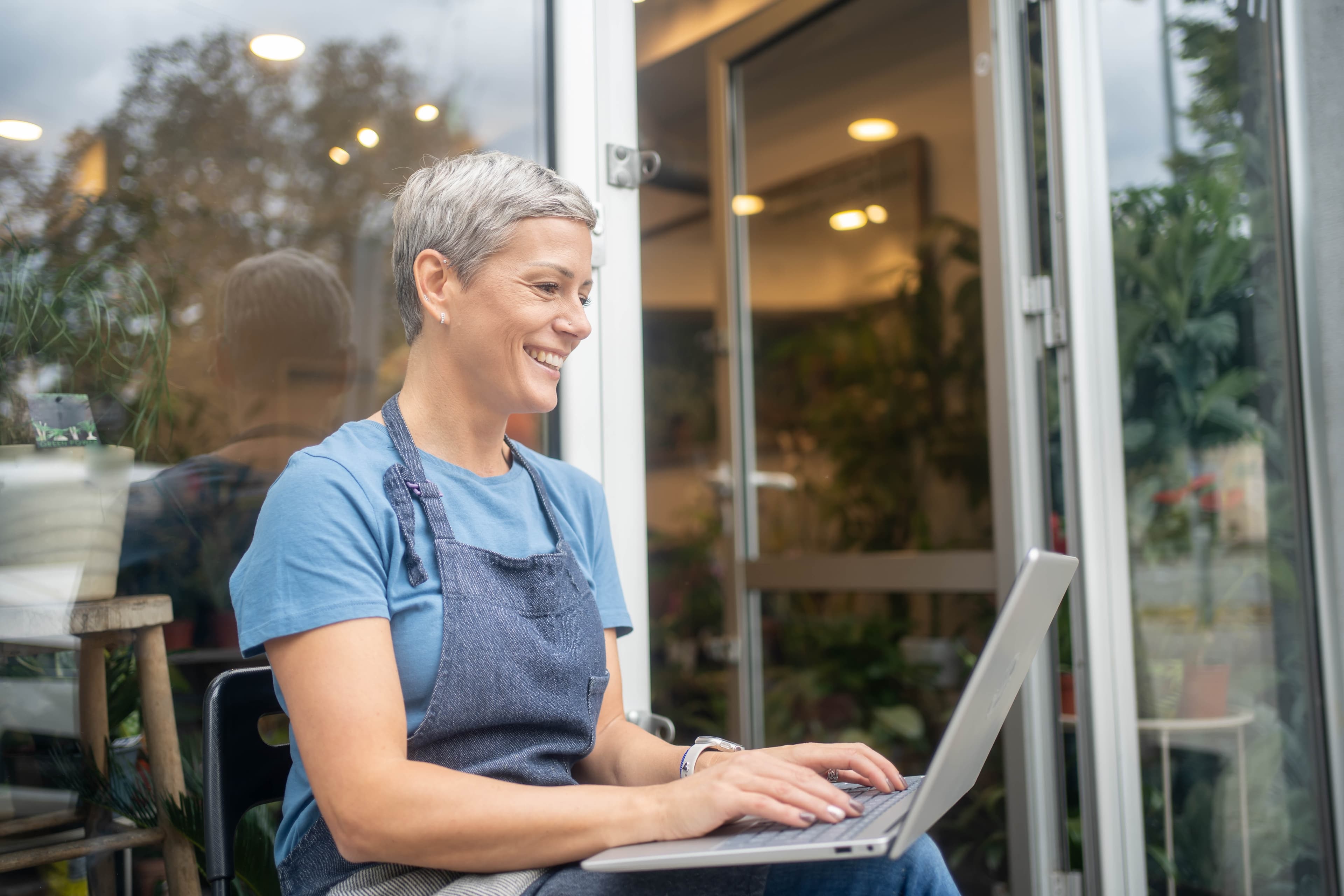 Person granskar bokföringsrapport på laptop