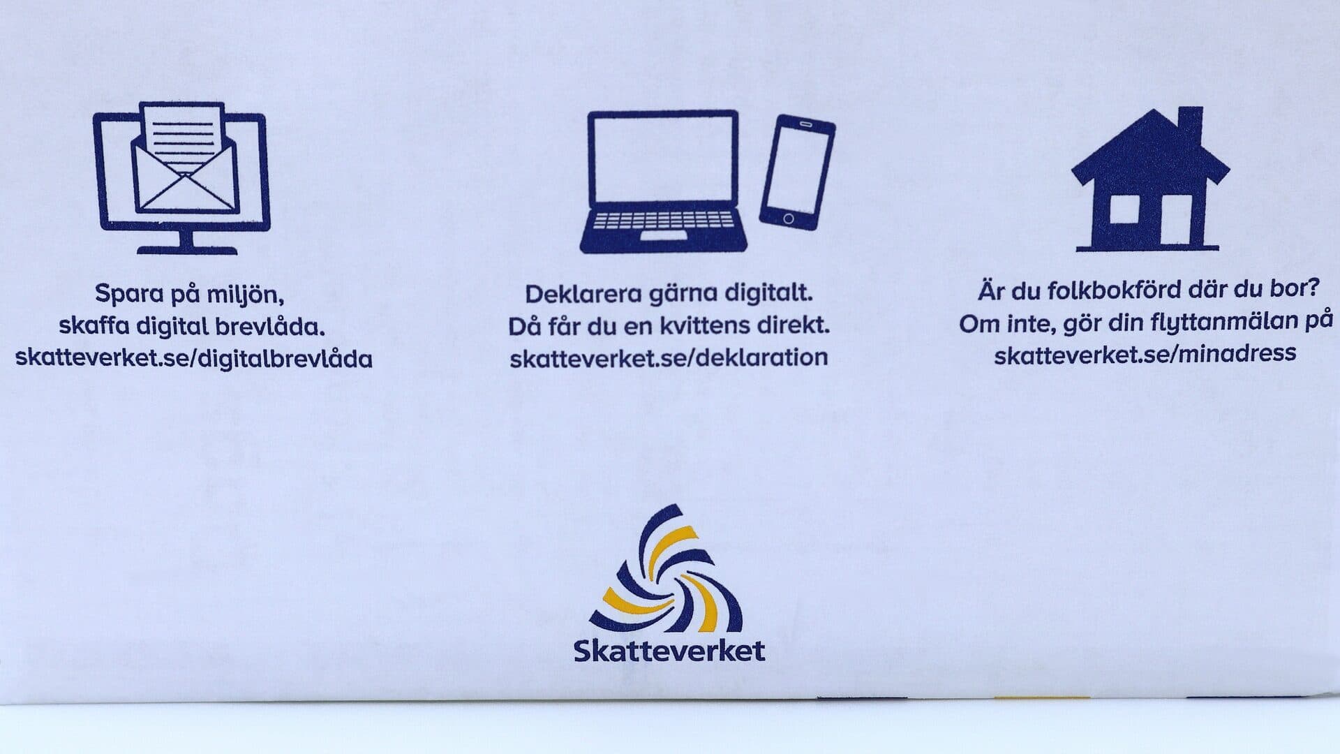 K10-blankett med penna och miniräknare