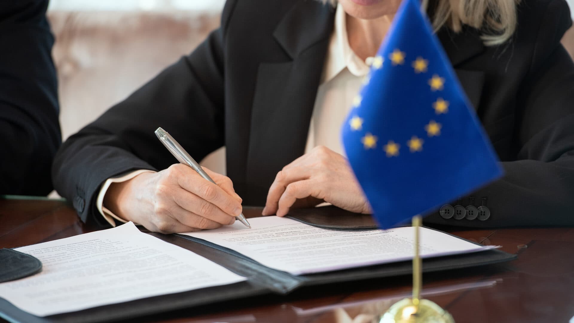 Eurosedlar och dokument på skrivbord med dator